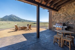 Outdoor dining - Emigrant Peak Lodge ·Privacy, Firepit, near Chico and Yellowstone Park (Pray)