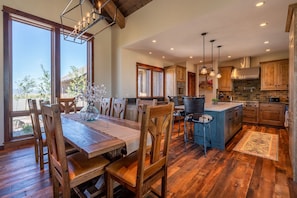 Dining - Emigrant Peak Lodge ·Privacy, Firepit, near Chico and Yellowstone Park (Pray)