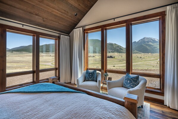 4 bedrooms, desk, travel cot, free WiFi