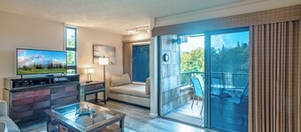 Cute and Cozy Couples Retreat w/ Private Lanai, Mountain and Ocean Views, A/C