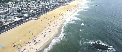 Playa en los alrededores, camastros y toallas de playa