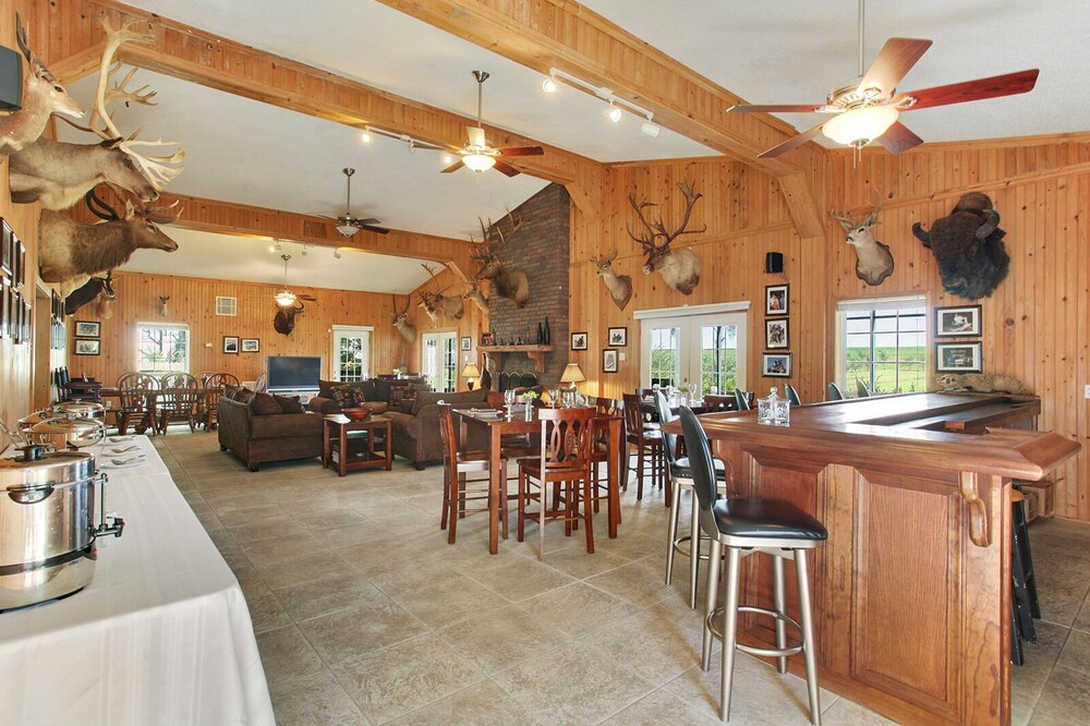 EXCEPTIONAL EXCLUSIVE ONE-OF-A-KIND 5 BEDROOM 5 BATH LODGE IN VENICE