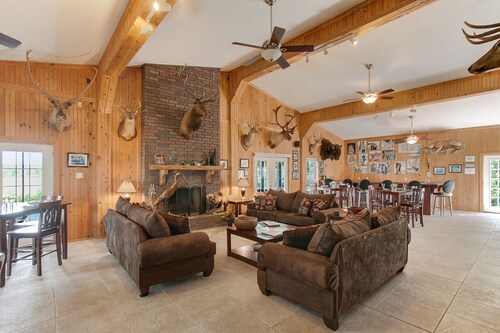 EXCEPTIONAL EXCLUSIVE ONE-OF-A-KIND 5 BEDROOM 5 BATH LODGE IN VENICE