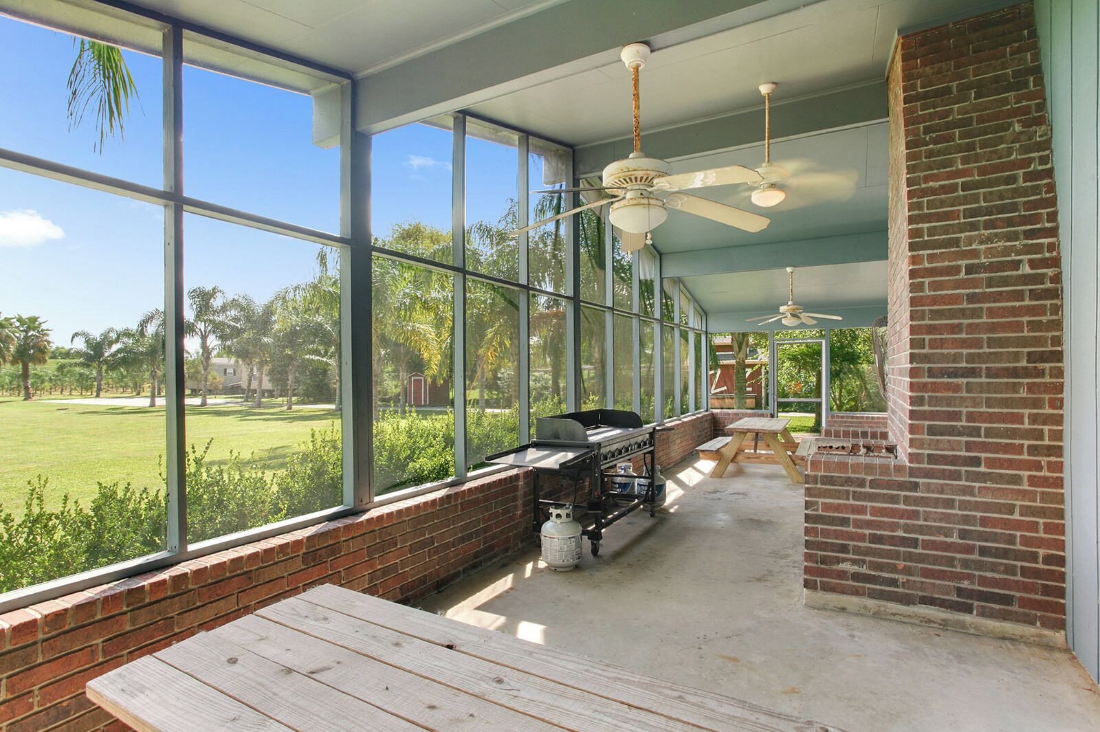 屋外ダイニングエリア