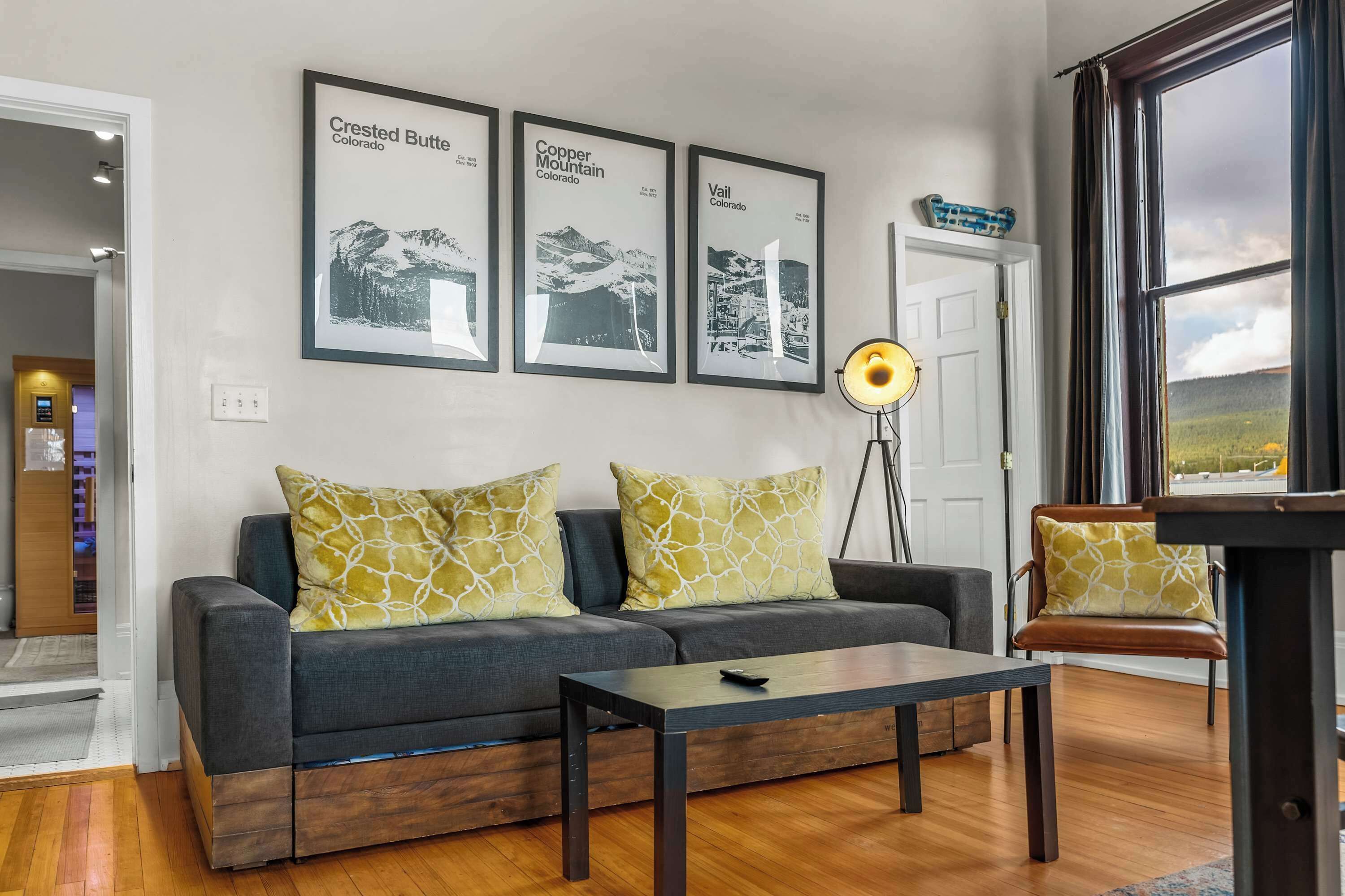 Televisión, chimenea, libros y oficina 