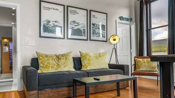 Televisión, chimenea, libros y oficina