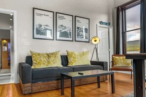 Televisión, chimenea, libros y oficina 