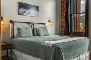 1 bedroom, WiFi, bed sheets - 1BR Loft, 14 ft ceilings, private sauna, in town (Leadville)