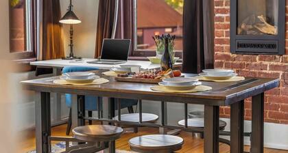 1BR Loft, 14 ft ceilings, private sauna, in town