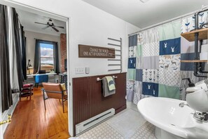 Bathtub, towels - 1BR Loft, 14 ft ceilings, private sauna, in town (Leadville)