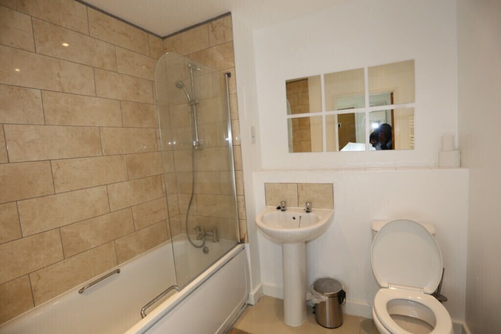 Combined shower/bathtub, towels, toilet paper
