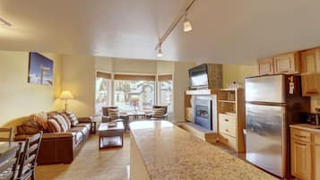 Condo, 1 habitación | Área de sala de estar | Televisión de pantalla plana y reproductor de DVD