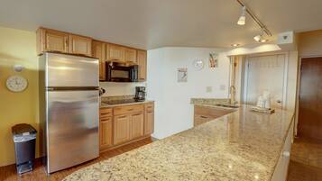 Condo, 1 habitación | Cocina privada | Refrigerador, microondas, horno y cafetera y tetera