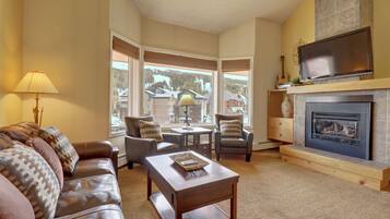 Condo, 1 habitación | Área de sala de estar | Televisión de pantalla plana y reproductor de DVD