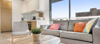 Comfy 2-Bed Balcony Unit near Iconic Chapel St