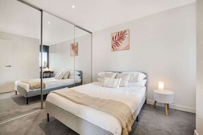 2 bedrooms, desk, iron/ironing board, WiFi - Comfy 2-Bed Balcony Unit near Iconic Chapel St (Prahran)