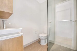 Shower, hair dryer, towels - Comfy 2-Bed Balcony Unit near Iconic Chapel St (Prahran)