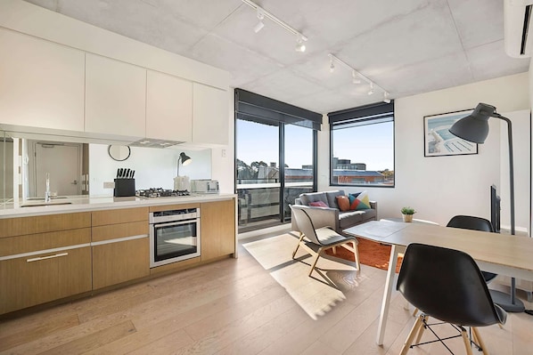 Fridge, microwave, oven, dishwasher - Comfy 2-Bed Balcony Unit near Iconic Chapel St (Prahran)