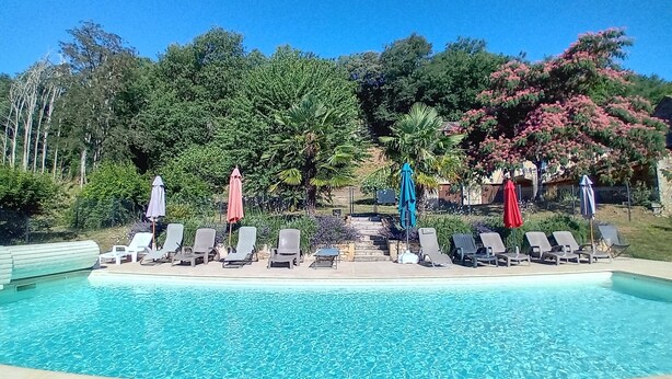 Outdoor pool, a heated pool - Le Séchoir des acacias, 110m2 gîte "La Noyeraie" with heated swimming pool. (SAINT-LEON-SUR-VEZERE)