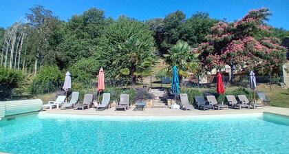Le Séchoir des acacias, Gîte "La Noyeraie" de 110m2 avec piscine chauffée.