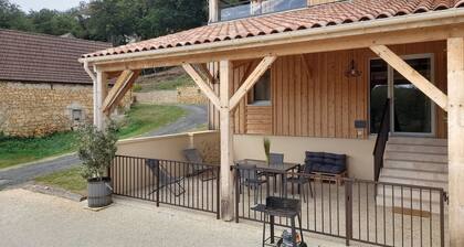 Le Séchoir des acacias, 110m2 gîte "La Noyeraie" with heated swimming pool.