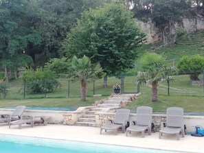 Een buitenzwembad en een verwarmd zwembad