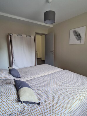 2 chambres, fer et planche à repasser, Wi-Fi gratuit, draps fournis