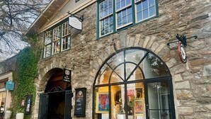 Een gebouw van steen met een groot rondboogvenster, een bord met 'The Byrne Gallery' en een bord van 'Southern Trust' boven de ingang.