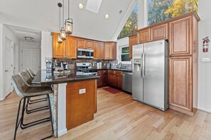 Fridge, microwave, stovetop, dishwasher