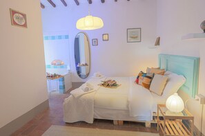 7 Schlafzimmer, Schreibtisch, Bügeleisen/Bügelbrett, Reisekinderbett