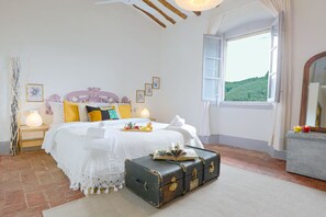 7 Schlafzimmer, Schreibtisch, Bügeleisen/Bügelbrett, Reisekinderbett