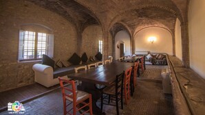 A stone-walled room with a long table and chairs, arched ceilings, and a bench with cushions. - [VILLA ACQUAPIETRA FLORENCE⭐⭐⭐⭐⭐] Pool | Vineyards | Olive trees (San Casciano Val di Pesa)