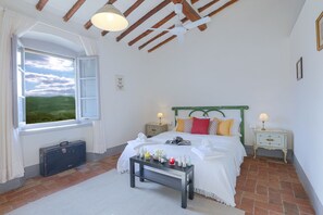 7 bedrooms, desk, iron/ironing board, travel crib