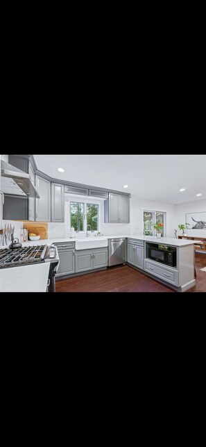 ثلاجة، ميكروويف، فرن، موقد طهي مسطح