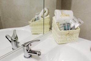 Een douche, een haardroger, een bidet, handdoeken