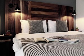 Tabla de planchar con plancha, wifi, ropa de cama