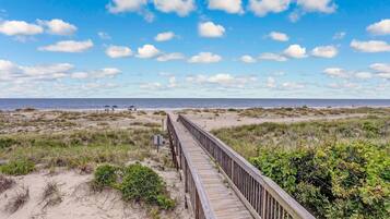 Una spiaggia nelle vicinanze