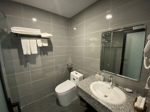 Een douche, een regendouche, gratis toiletartikelen, een haardroger