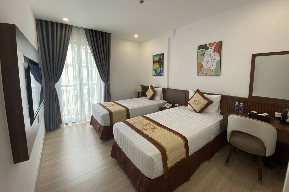 Deluxe Twin Room, City View | Bar mini, peti besi dalam bilik, meja, langsir/tirai gelap terus 