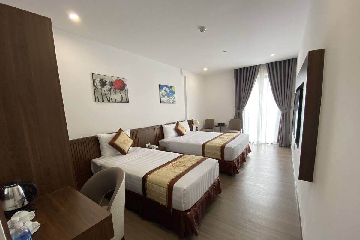 Deluxe Triple Room, City View | Bar mini, peti besi dalam bilik, meja, langsir/tirai gelap terus 