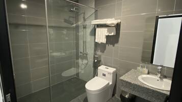 Deluxe Triple Room, City View | Bathroom