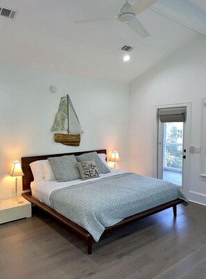 5 habitaciones, escritorio y tabla de planchar con plancha 