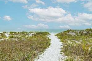 Sur la plage, chaise longue, serviettes de plage