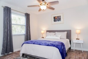 2 dormitorios, tabla de planchar con plancha, cuna de viaje