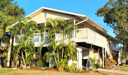New Modern Chic Suite Walkable Steps to Beach