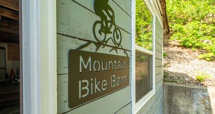 Mountain Bungalow-Walk to Downtown & pet friendly!