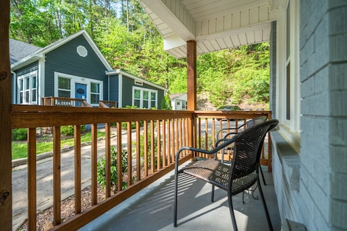 Mountain Bungalow-Walk to Downtown & pet friendly!
