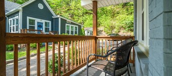 Mountain Bungalow-Walk to Downtown & pet friendly!