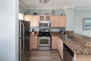 Jääkaappi, mikroaaltouuni, uuni, liesi