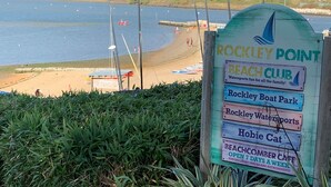 Un cartello a Rockley Point che elenca diverse attrazioni, tra cui un beach club, un parcheggio per imbarcazioni, sport acquatici e un caffè per chi cerca conchiglie.